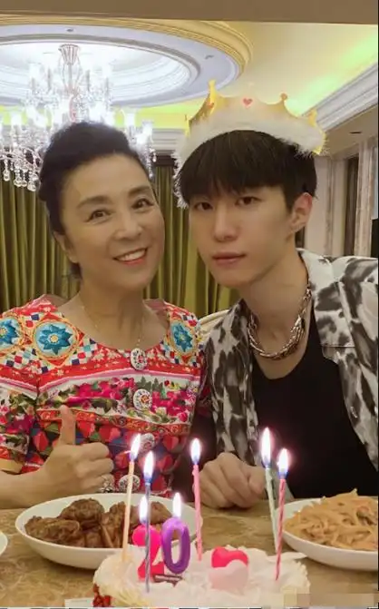范丞丞晒20岁生日照,65岁妈妈出镜气质高贵,母子同框像平辈