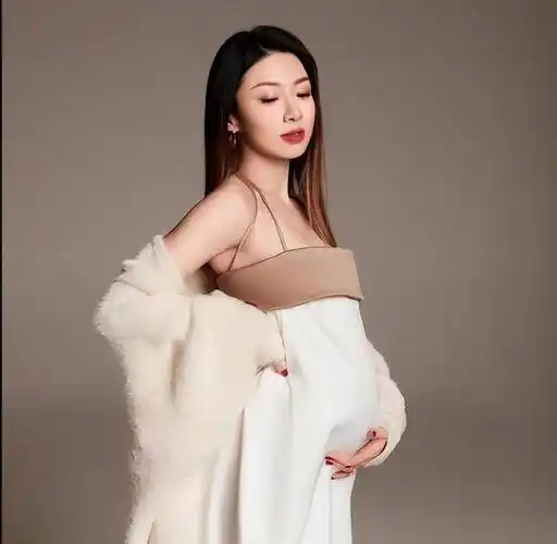 程晓玥三八节晒孕肚,拍孕期照不见未婚夫,不像郑恺时刻陪伴苗苗_生活