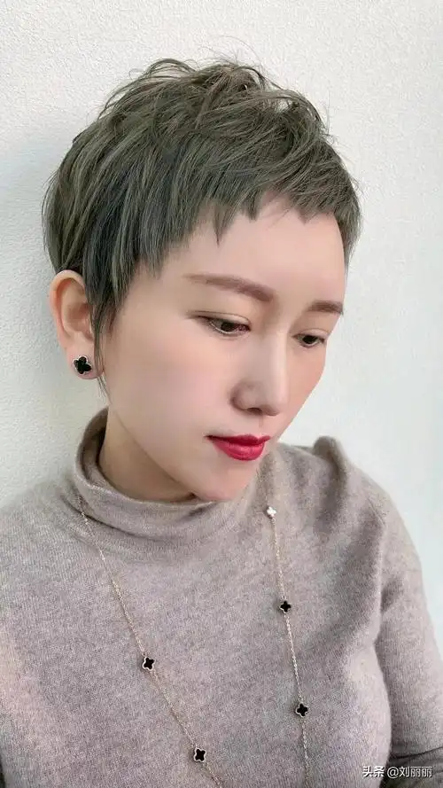 直短发既可以表现出很好的质感,又可以表达出利落潇洒的个性