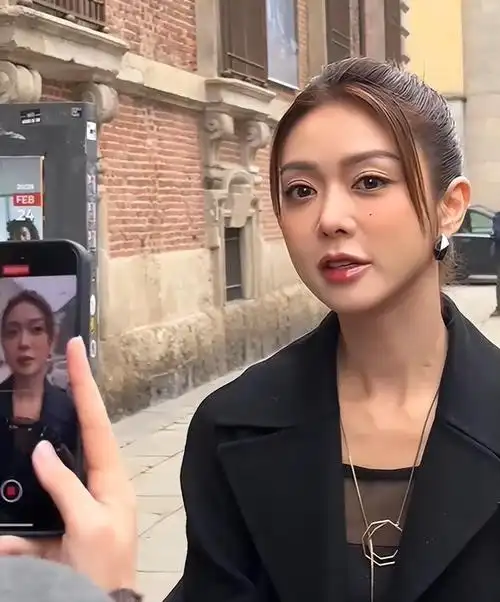 然而,生图一曝光,却发现真相全被揭露:没有表情时,她的苹果肌显得肿胀