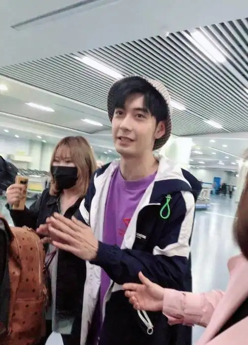 网传胡先煦和女友分手,发流泪照让人心疼,两个人在一起还没一年