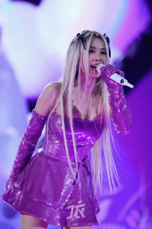 纯真新皮肤紫是有点俏皮可爱90099009    #蔡依林杭州演唱