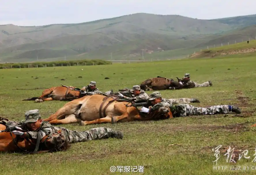 解放军骑兵真有才教会战马卧倒当掩体