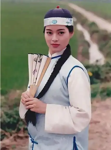 最美阿朱凭天龙八部走红因谣言被迫退圈今56岁气质不减