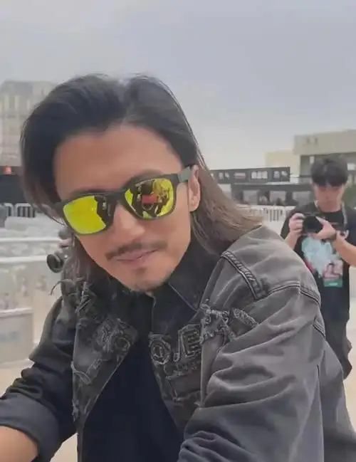 谢霆锋参加活动内搭一件黑色t恤十分帅气