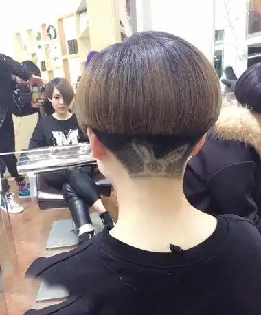 头顶上方是制作着蓬松效果,尾部是修剪出层次效果,迷人有情调的发型