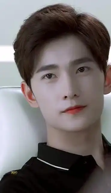 杨洋满分仪态教科书,这个挑眉简直挑到我心坎里了,太帅了!