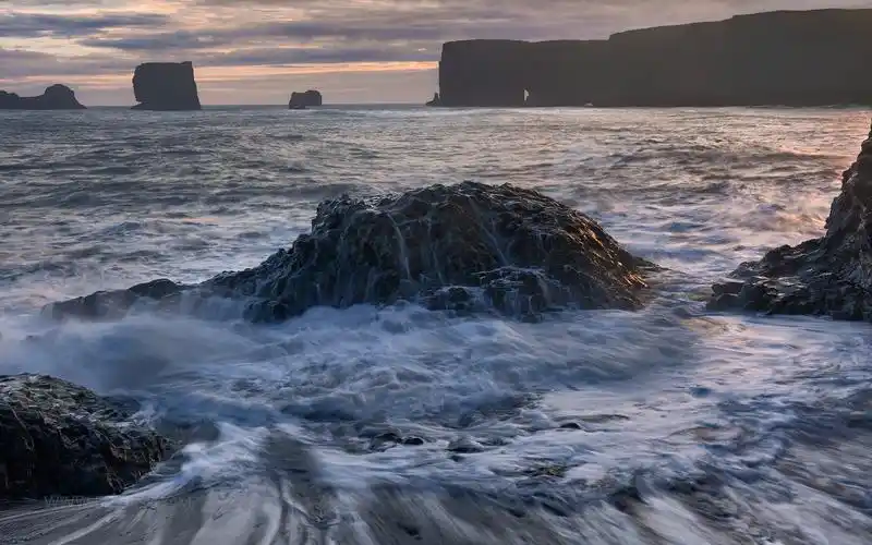冰岛澎湃的海浪电脑桌面壁纸图片