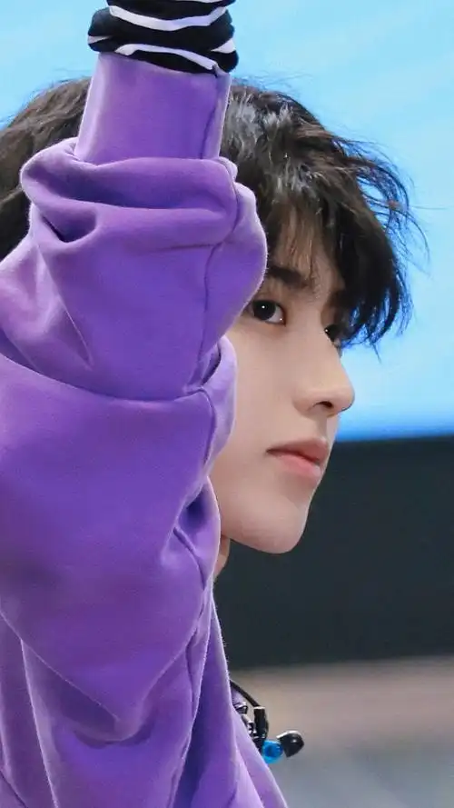 4月26日 16:08   关注  蔡徐坤 ins潮图