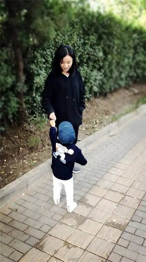 回顾演员靳东在父母离异的阴影下长大离过婚的女人更应该被爱