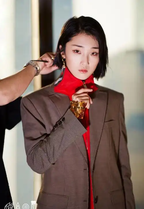 简介:yamy优雅时尚写真图片,分享一组yamy图片给大家