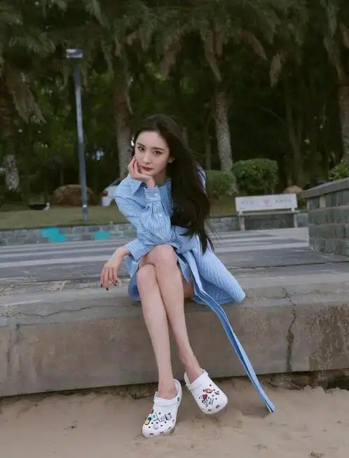 杨幂蜂腰翘臀可真惊艳粉色打结裹胸裙搭小白鞋减龄又惹眼