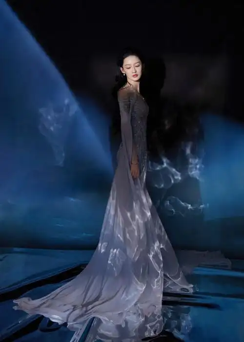 李沁gq好像来自深海的公主##李沁盛典水镜粼光大片