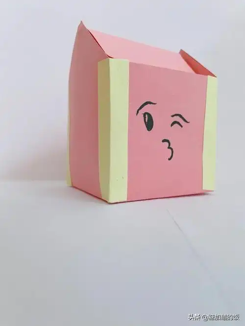 折垃圾桶的几种折法,垃圾桶折法简单(迷你桌面垃圾桶折纸教程)