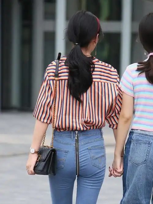 街拍不一样的紧身牛仔裤让姑娘有了不一样的美丽和时尚