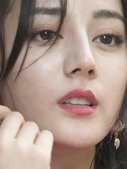 来感受一下原相机!迪丽热巴街拍花絮,无美颜无滤镜,美就完了!