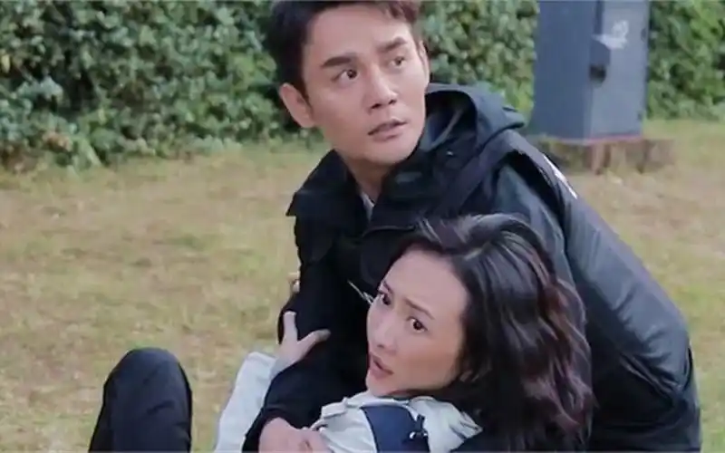 王凯把王鸥搂在怀里,请注意他双手放的位置,真实人品一目了然