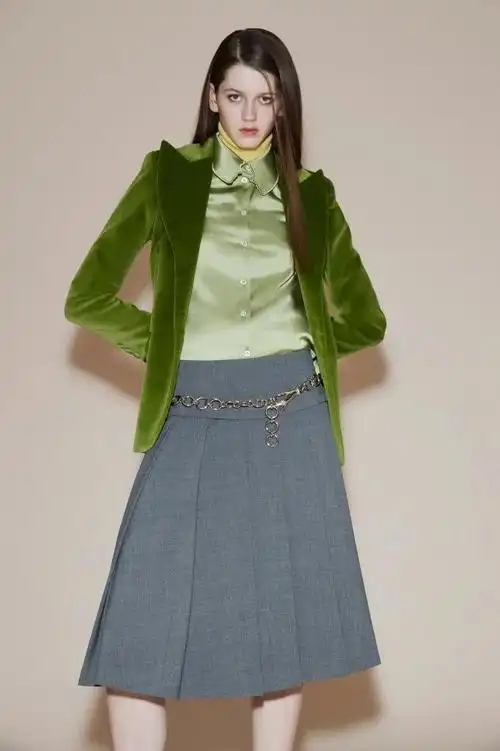 绿色的弊端也是很明显的,比如说挑剔肤色,对其他高饱和色比较排斥等等