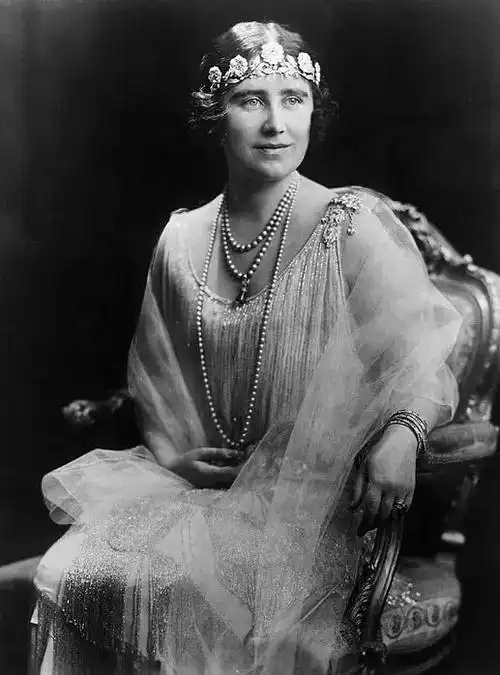 (伊丽莎白二世女王与伊丽莎白皇太后)"臭氧自血净化疗法"开始被人们