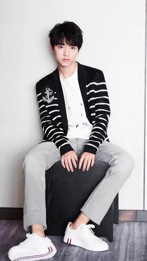 青春少年王俊凯休闲写真