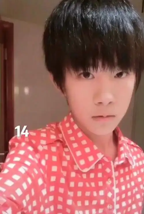 易烊千玺成长照:五岁那年的牛仔裤真时尚,十四岁颜值开始飙升