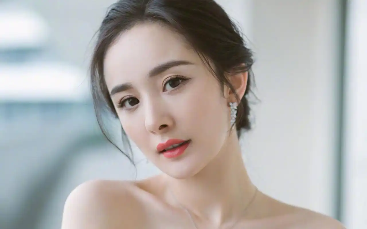 杨幂抹胸裙性感高清桌面壁纸