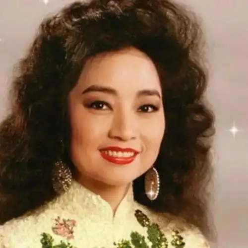 徐小凤,原名徐陨书,是中国著名的女歌手,演员.