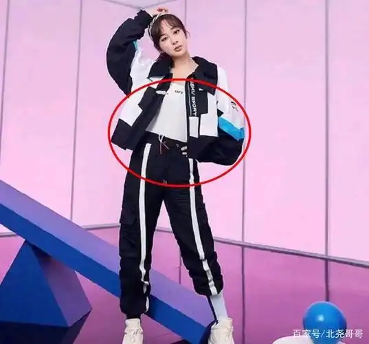 当天穿的是一件白色打底衫,上面没有任何图案,所以那就是她的小肚子!