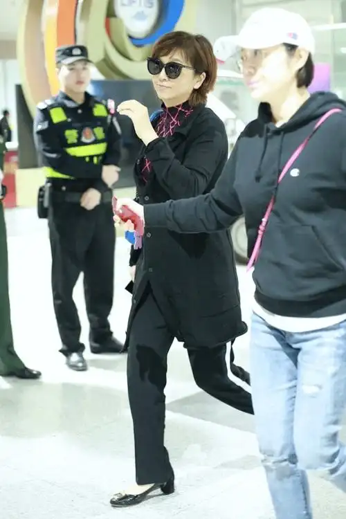 55岁江珊发福却一脸富贵相,穿红裙戴丝巾,打扮俗套掩不住好气质_时候