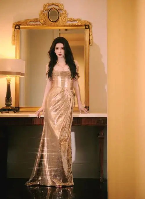 张予曦绝美发光裙##张予曦这套裙子会发光#张予曦的发光裙造型,如同