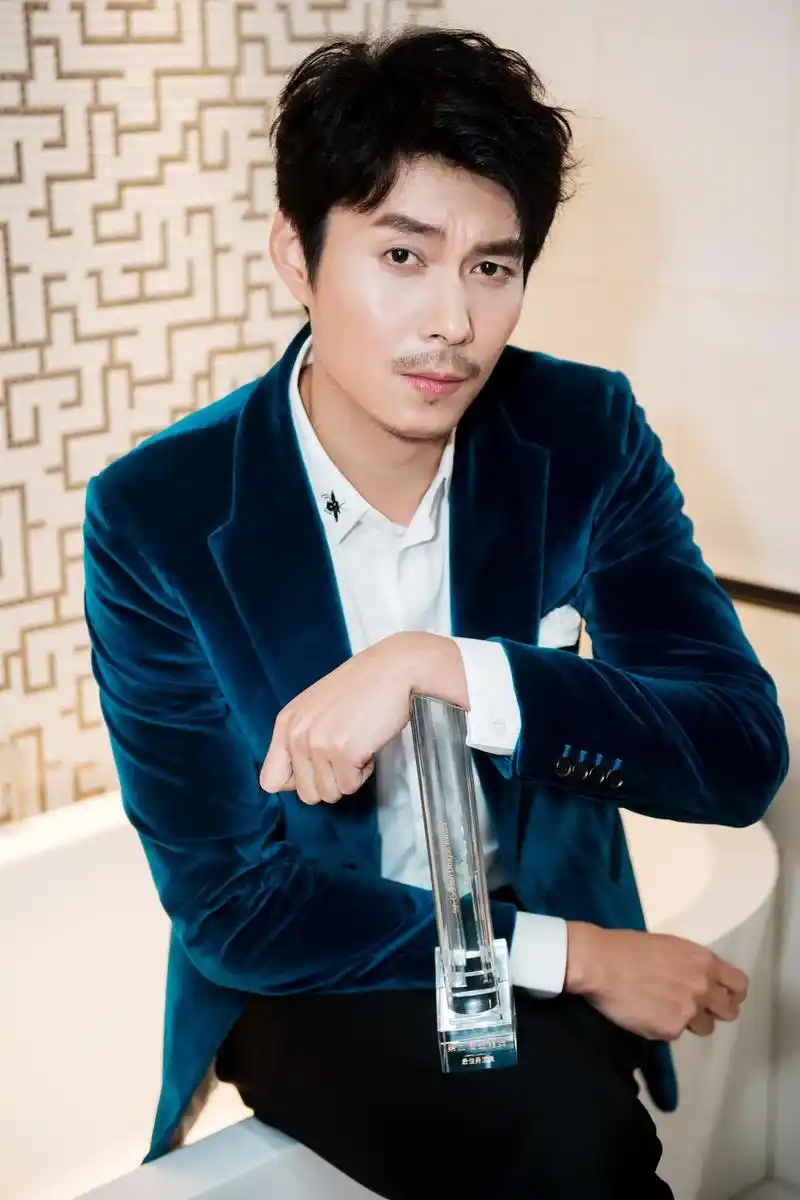 演员艾伦allen亮相国际华语电影节 蓝色丝绒西装优雅绅士