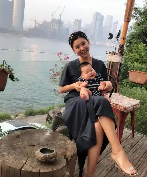 李小萌嫁王雷10年生两子37岁身材好似少女出道20年不接吻戏