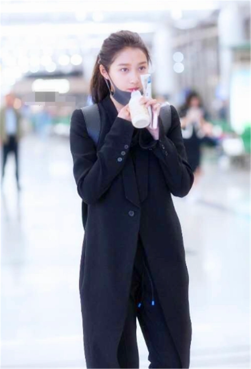 街拍:关晓彤机场照美到惊艳 网友:这才是19岁少女应有的打扮