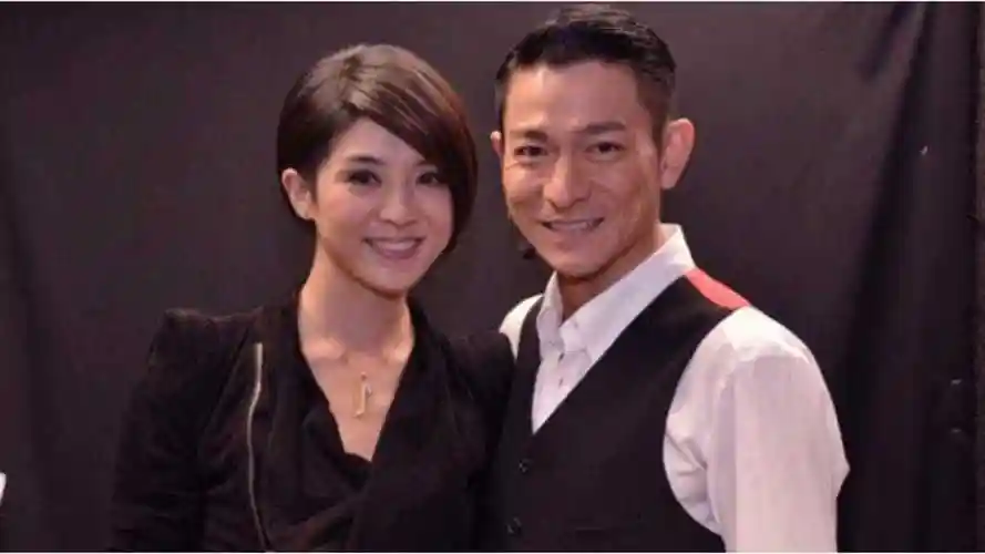 刘德华老婆正面照首度曝光相貌身材不输一线女星刘德华谈妻女