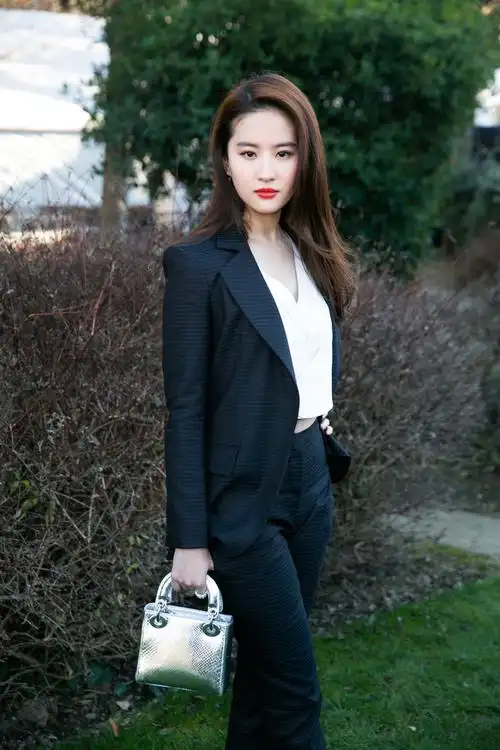 p>刘亦菲,1987年8月25日出生于湖北省武汉市,华语影视女演员,歌手