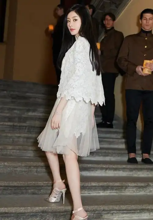 加上她还脚踩银色高跟鞋,这身穿搭展示了张天爱清新靓丽又带着性感的