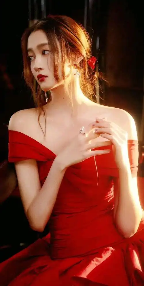 精美图集关晓彤惊艳红裙造型