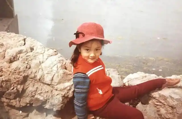 李小璐罕见童年照曝光,小时候就是美人坯子,难怪贾乃亮这么喜欢