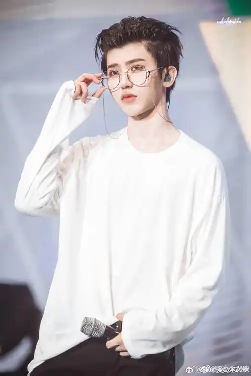 蔡徐坤先森,戴眼镜无限散发荷尔蒙
