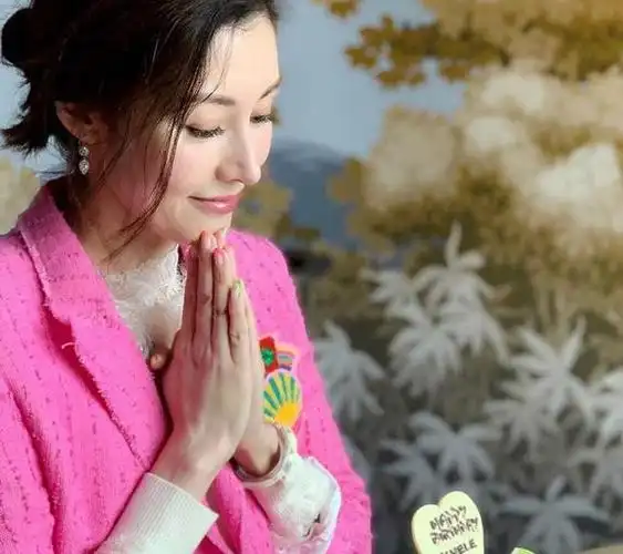 48岁李嘉欣过生日,穿蕾丝上衣搭配玫红色外套,美回了颜值巅峰期