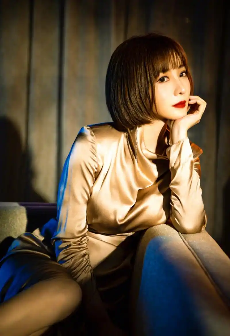 柳岩#晒短发波波头造型,金色丝裙 明艳妆容娇媚十足,但气质大变让人