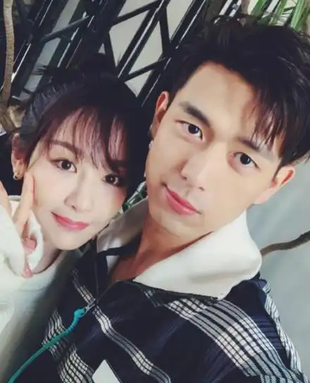 10月19日上午,杨紫在微博晒出两张与李现的合照,为李现庆生.