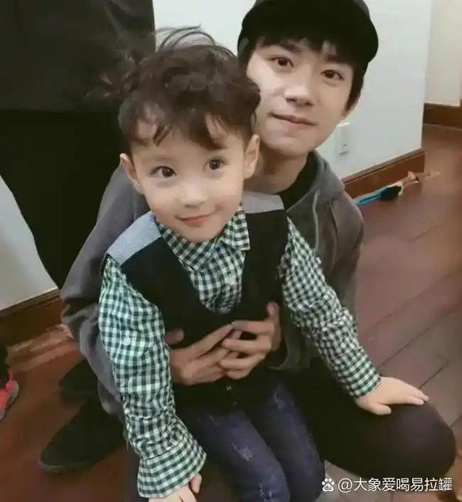 被易烊千玺抱着合影的小孩长这样了 马程程,曾在电视剧《旋风少女》中