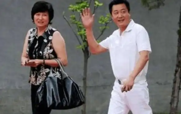 7,李明启饰演热心郑大妈对于90后,00后来说,《便衣警察》中最熟悉的