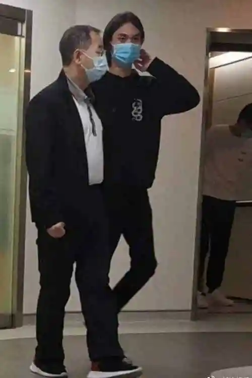 吴孟达儿子吴孟达儿子双眼泛红送别父亲