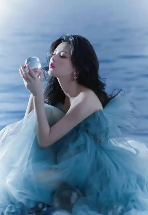 杨超越谧蓝水晶球大片,好清冷优雅,又是被超越妹妹惊艳到的一天_梦幻