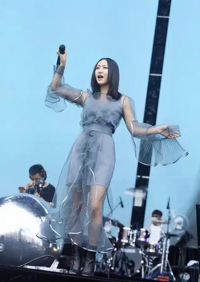 原创陈粒不仅唱歌好听穿搭更是有个性黑黄皮美得很有味道