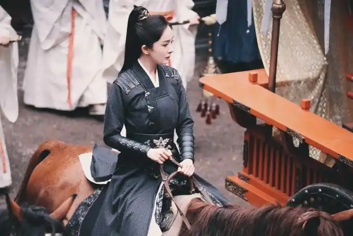 杨幂白衣骑马路透