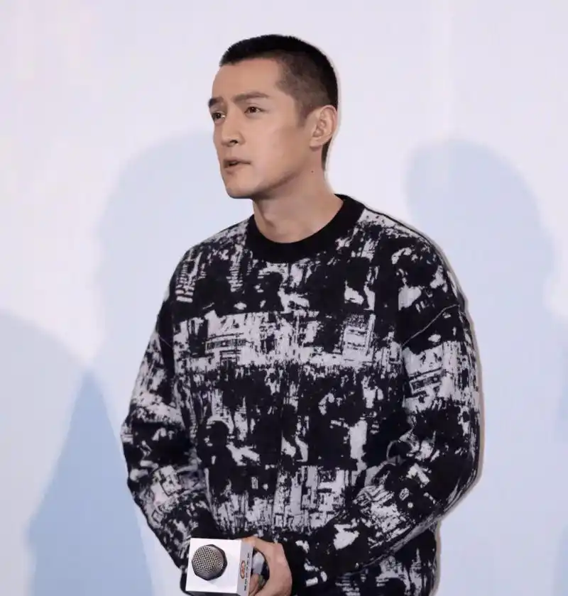 还可能是他 绝大多多数一字型发际线寸头好看 ▼ ▼ 不要轻易尝试