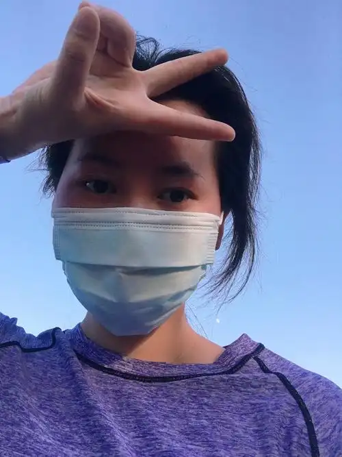 刚刚有个大叔说你戴口罩不憋吗?我说没办法啊,昨天又出现了5列新冠啊